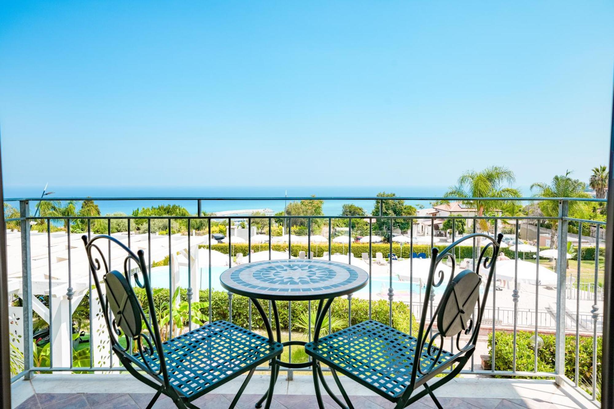 Sentido Michelizia Tropea Resort Екстериор снимка